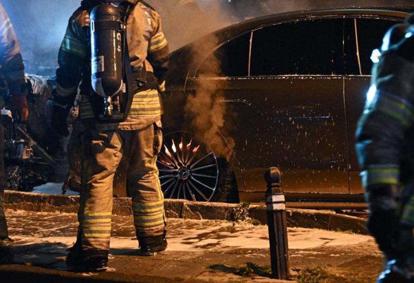 Oto galeride yangın: Araçlar kullanılamaz hale geldi