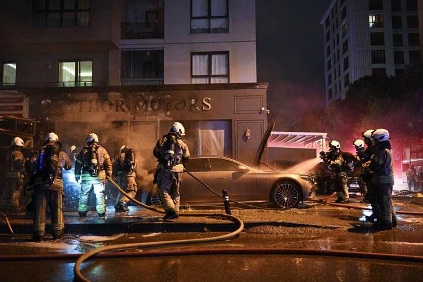 Oto galeride yangın: Araçlar kullanılamaz hale geldi