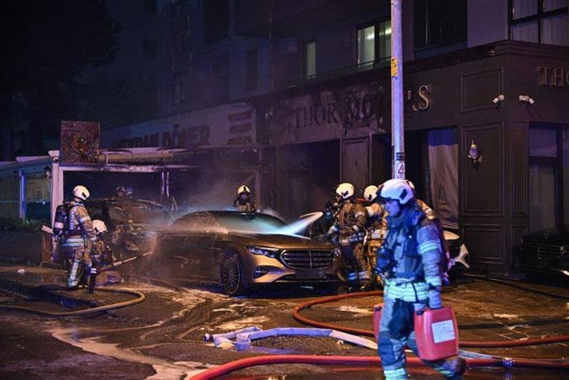 Oto galeride yangın: Araçlar kullanılamaz hale geldi