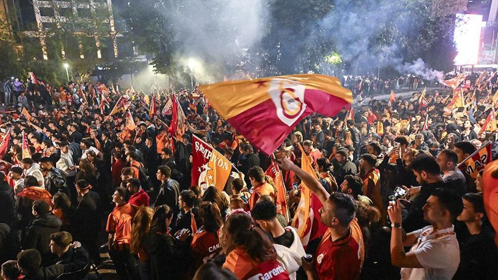 Galatasarayın 26. şampiyonluğu Türkiyede ve dünyada coşkuyla kutlandı