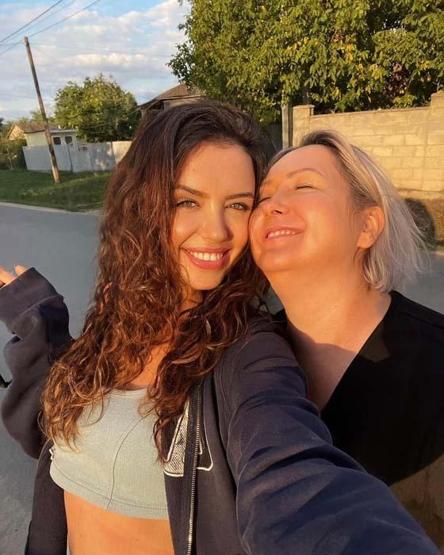 Anne Sevgisi Ekranlardan Taştı Kanal D Yıldızlarından Anneler Gününe Özel Yürek Isıtan Paylaşımlar