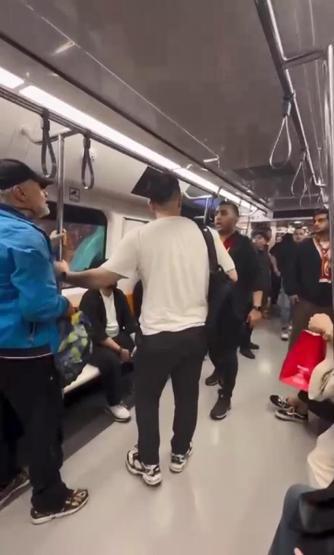 Metroda küfürlü tezahürat kavgaya neden oldu Kadın yolcudan oklava ile müdahale