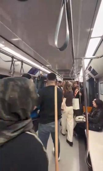 Metroda küfürlü tezahürat kavgaya neden oldu Kadın yolcudan oklava ile müdahale