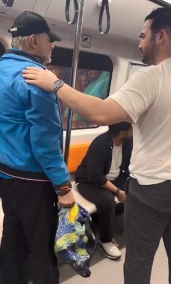 Metroda küfürlü tezahürat kavgaya neden oldu Kadın yolcudan oklava ile müdahale