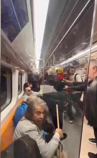 Metroda küfürlü tezahürat kavgaya neden oldu Kadın yolcudan oklava ile müdahale