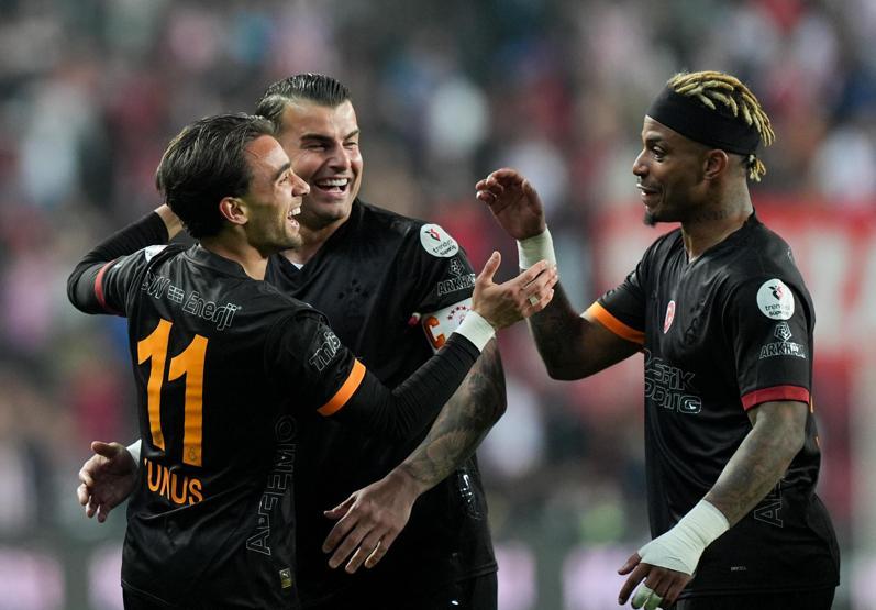 ANLAŞMA SAĞLANDI Galatasaray, yıldız oyuncunun sözleşmesini uzatıyor...