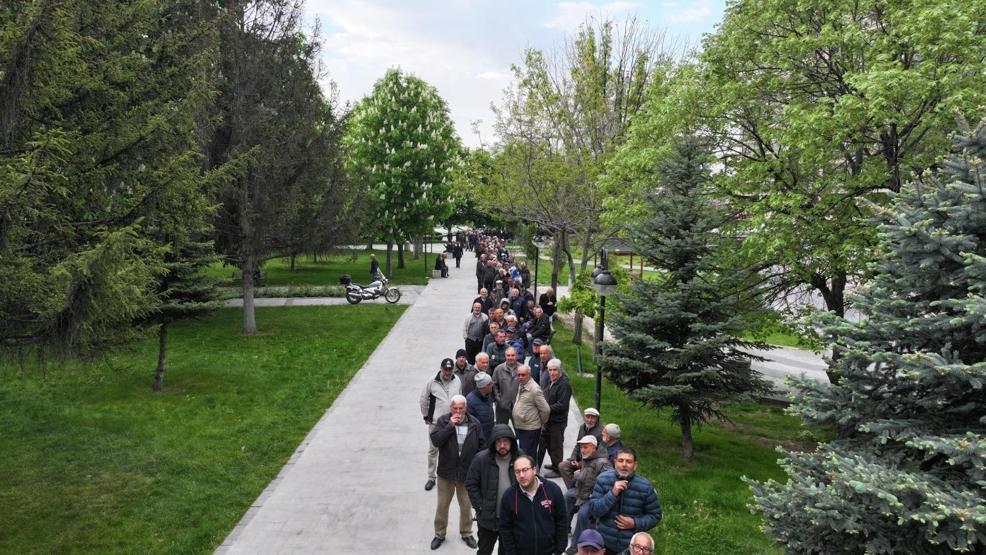 Kuyruk kilometrelerce uzadı: Üreticiye organik destek