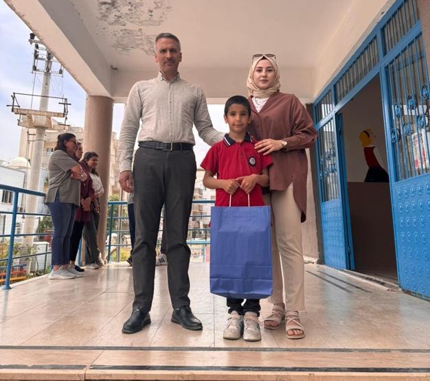 Okul müdürü hediye ile ödüllendirdi Minik Emreden büyük hareket