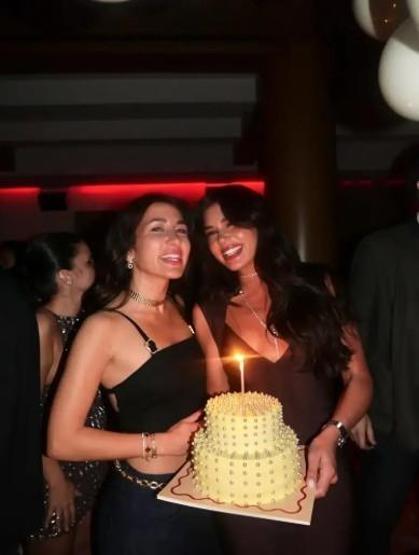 Sibil Çetinkaya yeni yaşını kutladı Doğum günü tarzı sanal medyada gündem oldu