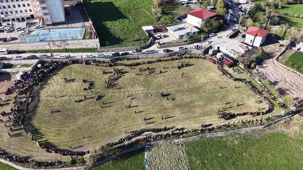 Bazı aşiretler yasak dedi, kararı dinlemeyen kadınlar halay başına geçti