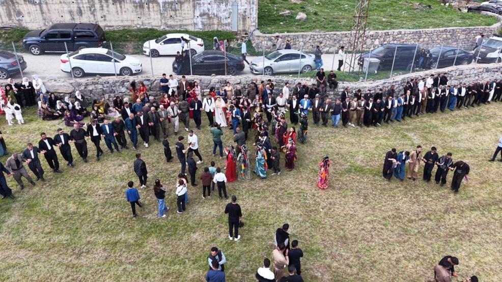 Bazı aşiretler yasak dedi, kararı dinlemeyen kadınlar halay başına geçti