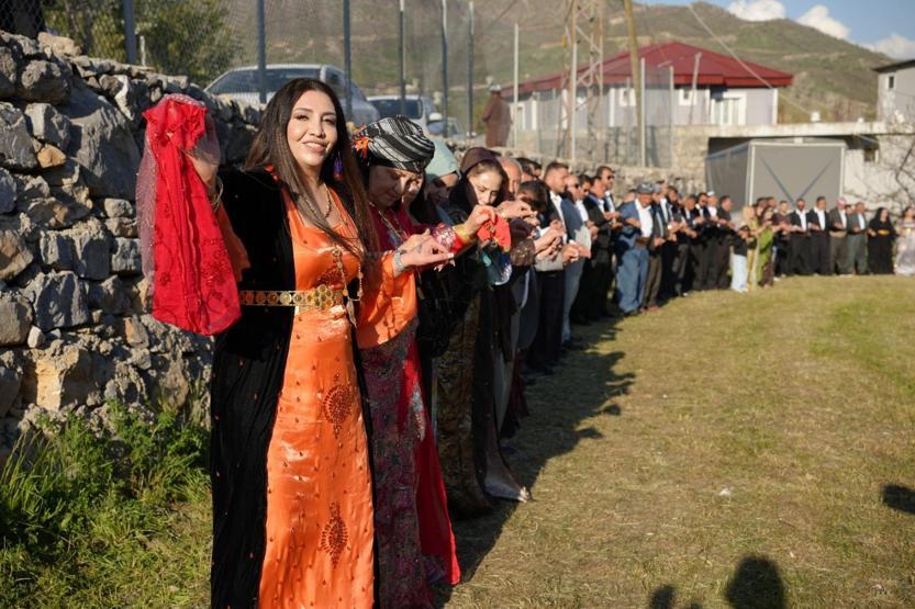 Bazı aşiretler yasak dedi, kararı dinlemeyen kadınlar halay başına geçti