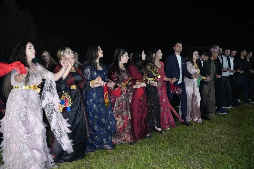 Bazı aşiretler yasak dedi, kararı dinlemeyen kadınlar halay başına geçti