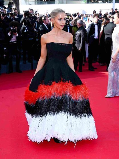 Ünlüler Cannes’da Kırmızı halıda şıklık yarışı: Payetler ve puantiyeler damga vurdu