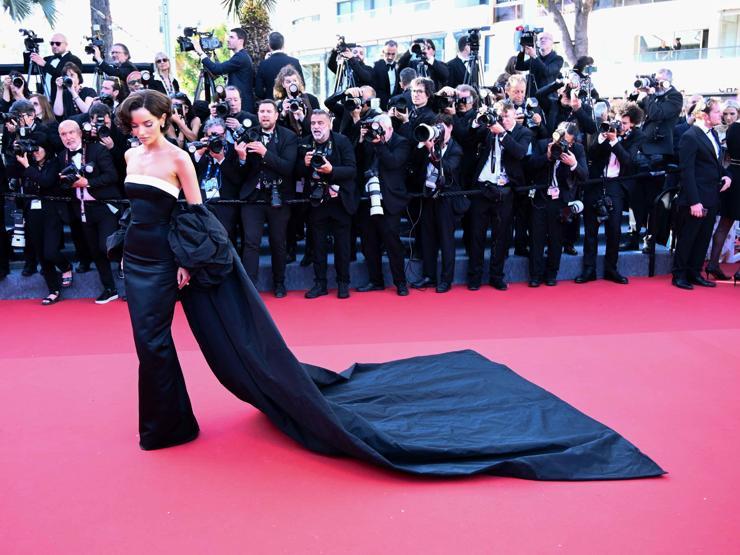 Ünlüler Cannes’da Kırmızı halıda şıklık yarışı: Payetler ve puantiyeler damga vurdu