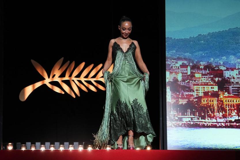 Ünlüler Cannes’da Kırmızı halıda şıklık yarışı: Payetler ve puantiyeler damga vurdu