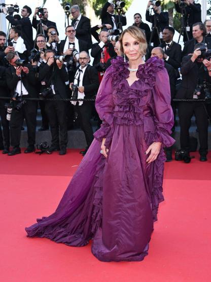 Ünlüler Cannes’da Kırmızı halıda şıklık yarışı: Payetler ve puantiyeler damga vurdu