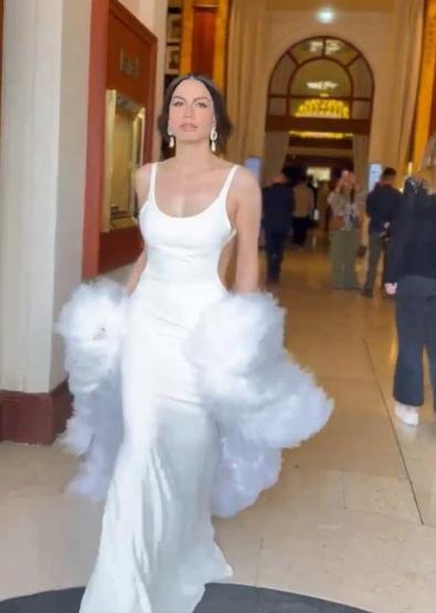 Eşref Rüyanın Nisanı Demet Özdemir ve Hande Erçele bakın Cannes Film Festivaline damga vurdular