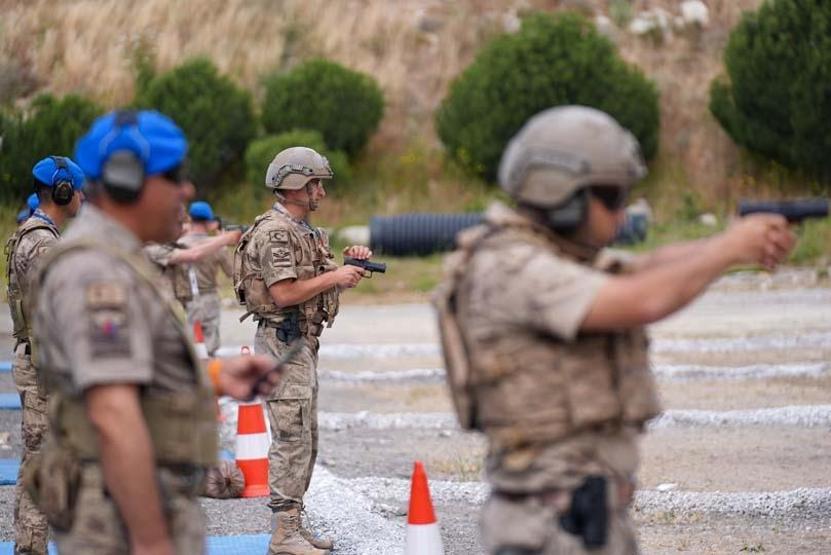 Bu yarışta ıskalayan yok Jandarma hedefi 12den vuruyor...