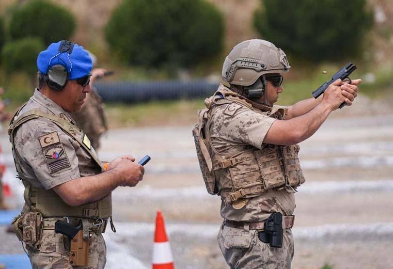 Bu yarışta ıskalayan yok Jandarma hedefi 12den vuruyor...
