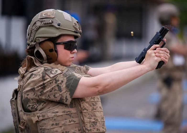 Bu yarışta ıskalayan yok Jandarma hedefi 12den vuruyor...