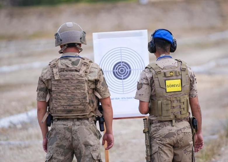 Bu yarışta ıskalayan yok Jandarma hedefi 12den vuruyor...