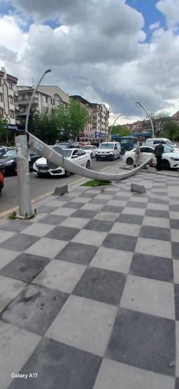 Ankarada şiddetli rüzgar Ağaçlar devrildi, araçlar zarar gördü