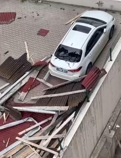 Ankarada şiddetli rüzgar Ağaçlar devrildi, araçlar zarar gördü