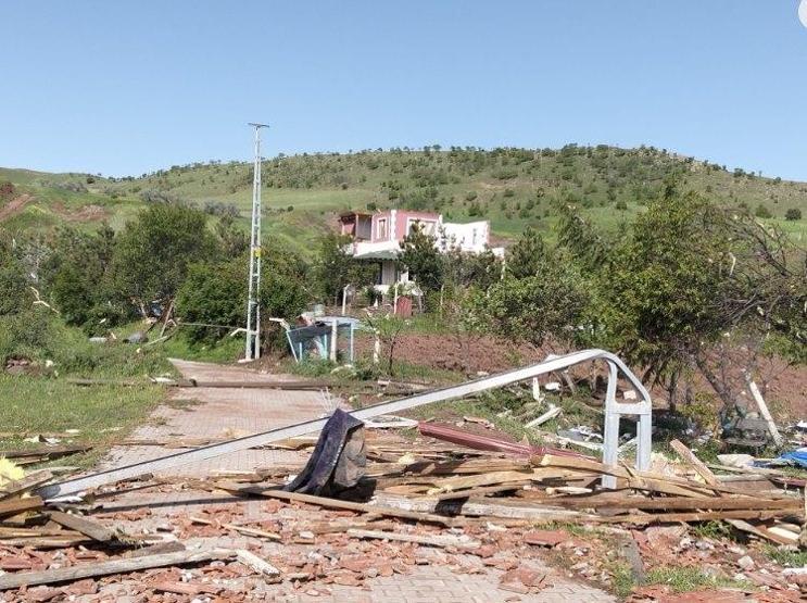 Çorumdaki hortum köyü yıkıp geçti Deprem oldu zannettim