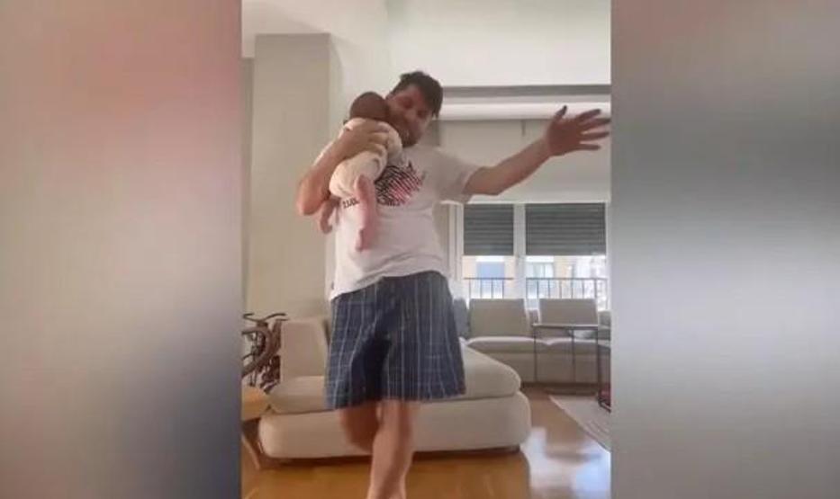 Ceyhun Fersoy minik kızıyla Roman havası oynadı: “Benim kız 9/8’lik hastası oldu”