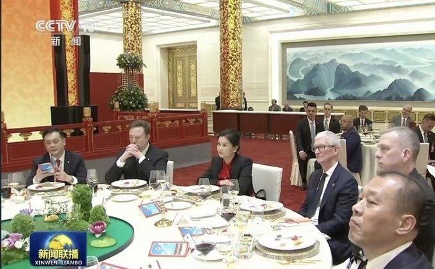 MASADAKİ TEK KADIN MİLYARDER Elon Musk, Tim Cook ile yan yana... Mütevazi milyarderin bilinmeyen hikayesi
