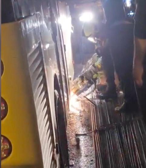 Akılalmaz kaza İnşaat demiri otobüsü deldi: 1 yaralı