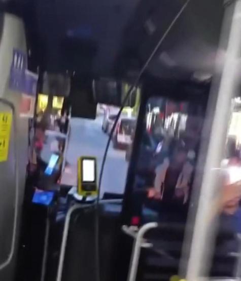 Akılalmaz kaza İnşaat demiri otobüsü deldi: 1 yaralı