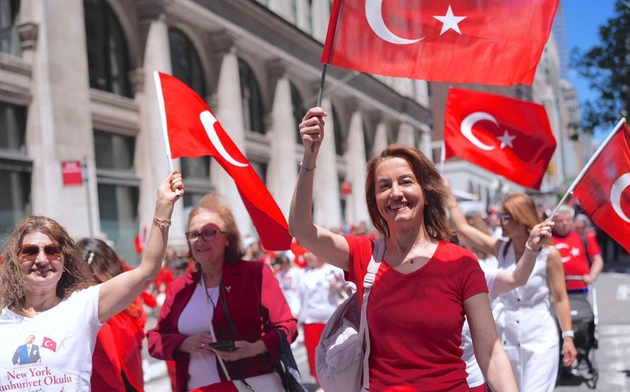 New York sokakları kırmızı-beyaz: 43. Türk Günü Yürüyüşü coşkuyla kutlandı