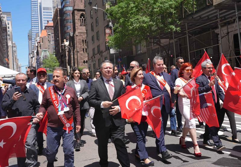 New York sokakları kırmızı-beyaz: 43. Türk Günü Yürüyüşü coşkuyla kutlandı