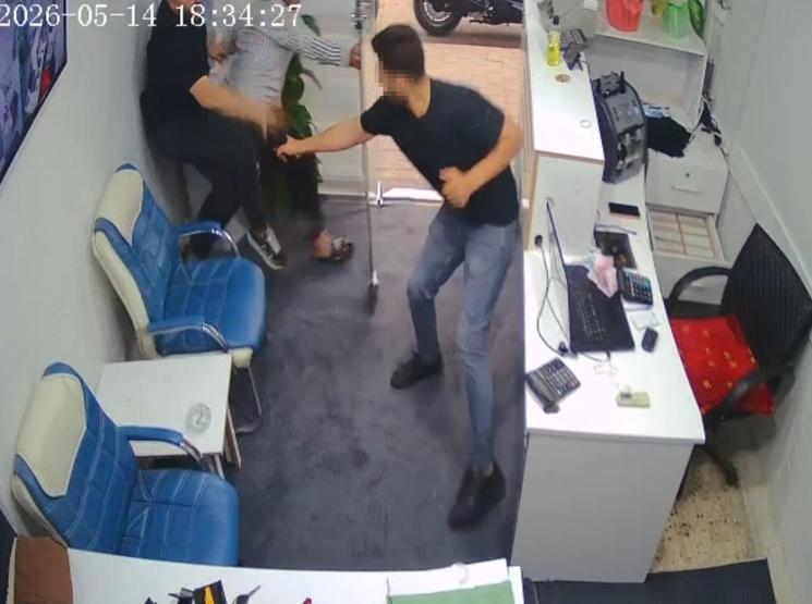 Şans eseri kurtuluşun görüntüleri ortaya çıktı: Döviz bürosuna silahla saldırılmıştı