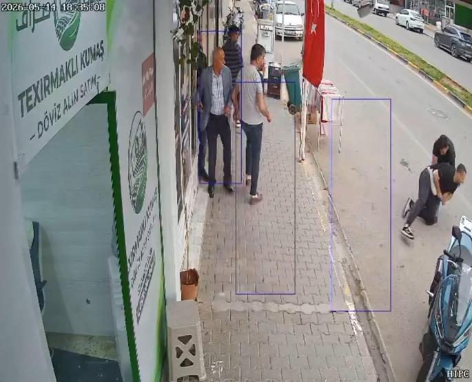 Şans eseri kurtuluşun görüntüleri ortaya çıktı: Döviz bürosuna silahla saldırılmıştı