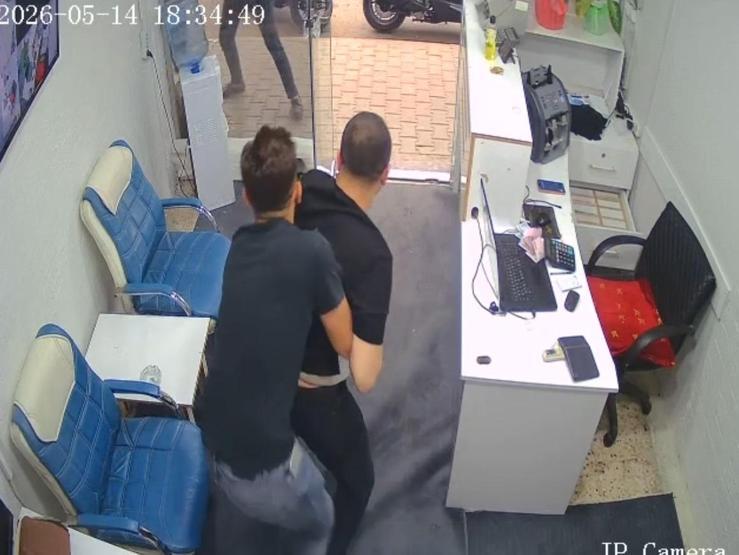 Şans eseri kurtuluşun görüntüleri ortaya çıktı: Döviz bürosuna silahla saldırılmıştı