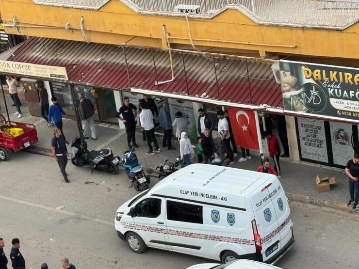 Şans eseri kurtuluşun görüntüleri ortaya çıktı: Döviz bürosuna silahla saldırılmıştı