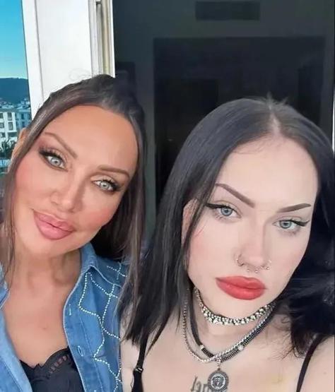 Kızının Cenaze Videosu Umut Akyürek’i Çileden Çıkardı Gülşen ve Hadiseye Çok Ağır Sözler... Sanal Medyada Tepki Yağdı