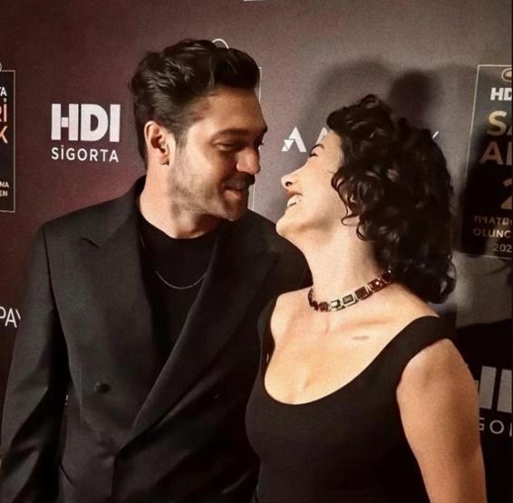 Furkan Andıç ve Aybüke Pusat’tan Manifest Konserinde Romantik Poz
