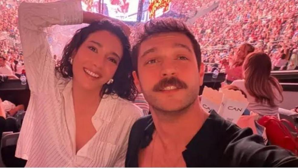 Furkan Andıç ve Aybüke Pusat’tan Manifest Konserinde Romantik Poz