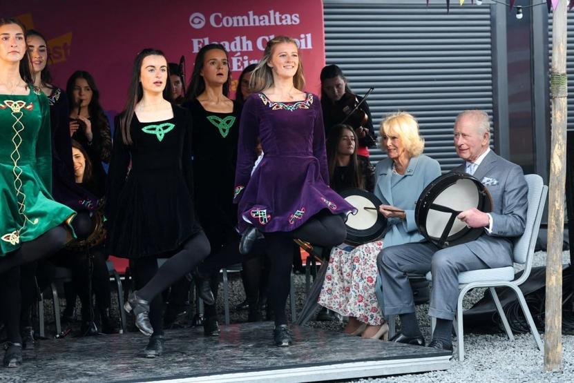 Ellerinde davullar, Belfast’te sırılsıklam… Kral Charles’ın sürpriz ziyaretinden dikkat çeken kareler