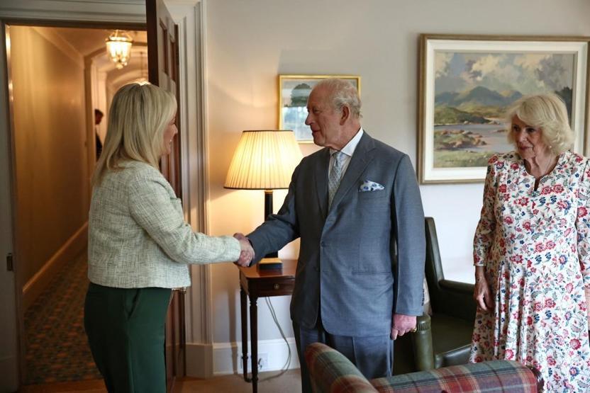Ellerinde davullar, Belfast’te sırılsıklam… Kral Charles’ın sürpriz ziyaretinden dikkat çeken kareler