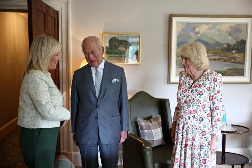 Ellerinde davullar, Belfast’te sırılsıklam… Kral Charles’ın sürpriz ziyaretinden dikkat çeken kareler