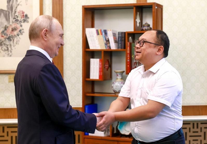 Herkes bu fotoğrafı konuşuyordu: Putin tam 26 YIL SONRA onunla yeniden bir araya geldi Ben yaşlandım, siz hiç değişmediniz...