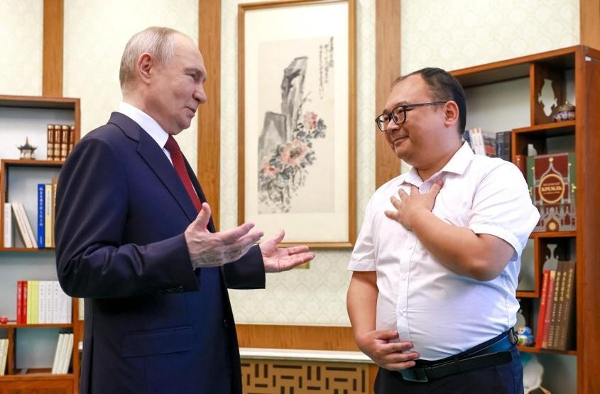 Herkes bu fotoğrafı konuşuyordu: Putin tam 26 YIL SONRA onunla yeniden bir araya geldi Ben yaşlandım, siz hiç değişmediniz...