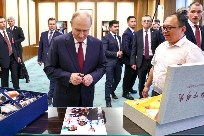 Herkes bu fotoğrafı konuşuyordu: Putin tam 26 YIL SONRA onunla yeniden bir araya geldi Ben yaşlandım, siz hiç değişmediniz...