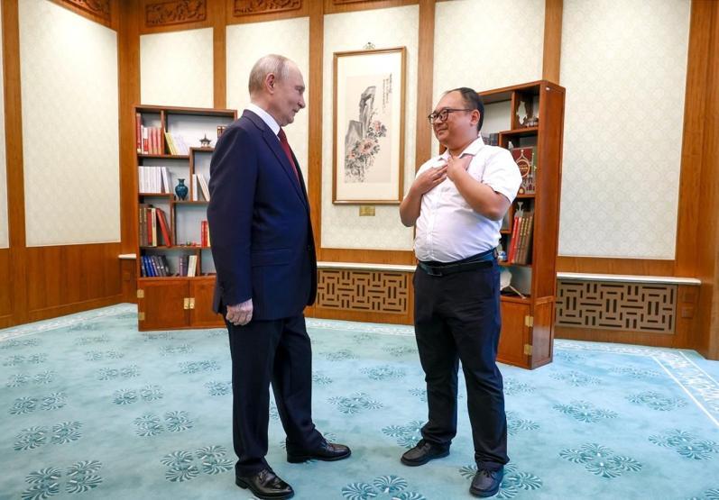Herkes bu fotoğrafı konuşuyordu: Putin tam 26 YIL SONRA onunla yeniden bir araya geldi Ben yaşlandım, siz hiç değişmediniz...