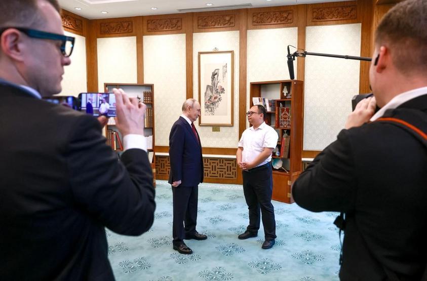 Herkes bu fotoğrafı konuşuyordu: Putin tam 26 YIL SONRA onunla yeniden bir araya geldi Ben yaşlandım, siz hiç değişmediniz...